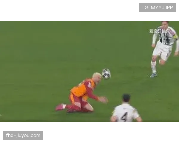 镜头捕捉:斯特拉斯堡球员投诉对方犯规,VAR介入后未判罚点球。 镜头捕捉:斯特拉斯堡球员投诉对方犯规,VAR介入后未判罚点球。