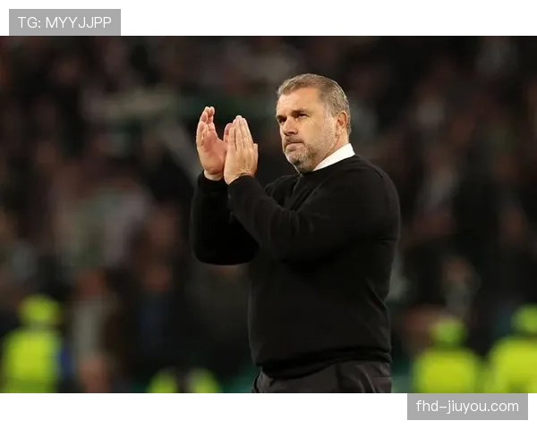 激情庆祝:波斯特科格鲁在热刺打入第三球后与助理教练紧紧相拥 激情庆祝:波斯特科格鲁在热刺打入第三球后与助理教练紧紧相拥